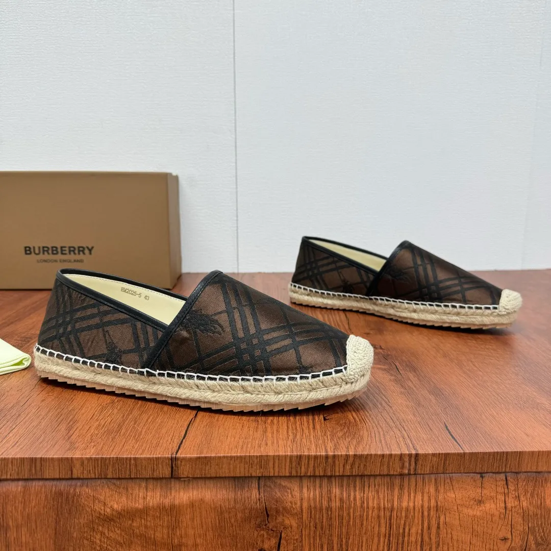 Batch 600 Burberry/Burberry new summer men's embroidered straw fisherman shoes, cool slip-on straw shoes! Encounter British fashion with Burberry espadrilles, a perfect blend of classic and fashionable. The unique printing on the upper is a manifestation of the brand's style. Every color and every pattern tells the story of England. Straw soles bring a natural texture, comfortable and chic. Whether you are strolling in the city streets or heading to the beach for vacation, it can add elegance and charm to you, easily become the center of attention, and start your own fashion journey. Classic knitted canvas upper, with thin calfskin lining suitable for summer, straw lining, genuine leather patch at the bottom of the heel, hemming technology, and Mark stitching details! Anti-slip rubber bottom layer, integrated injection molding of large LOGO letters and badges, multiple colors and styles to choose from, complete package! Size: 39-40-41-42-43-44 Normal size Item number: 2025-5 War Horse Brown color